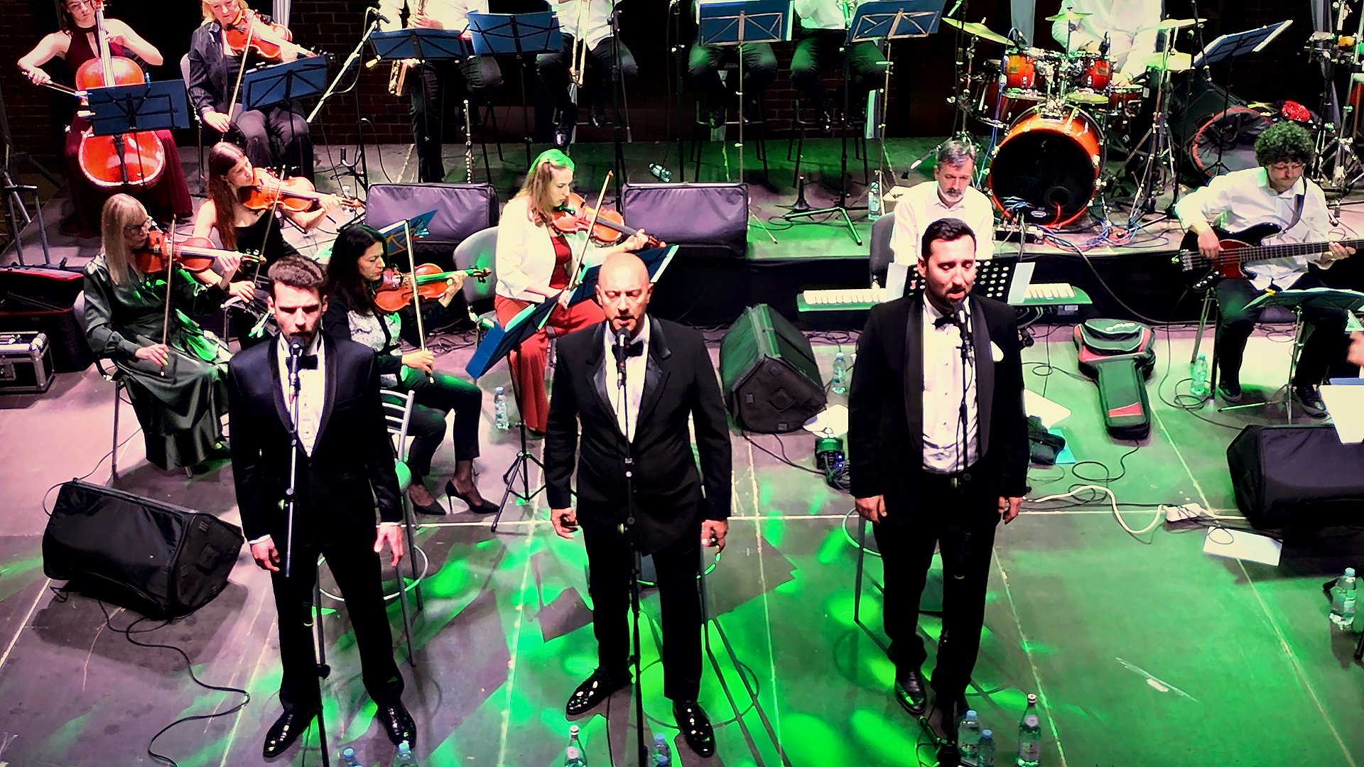 Tri baritona s orkestrom na pozornici u Čepinu