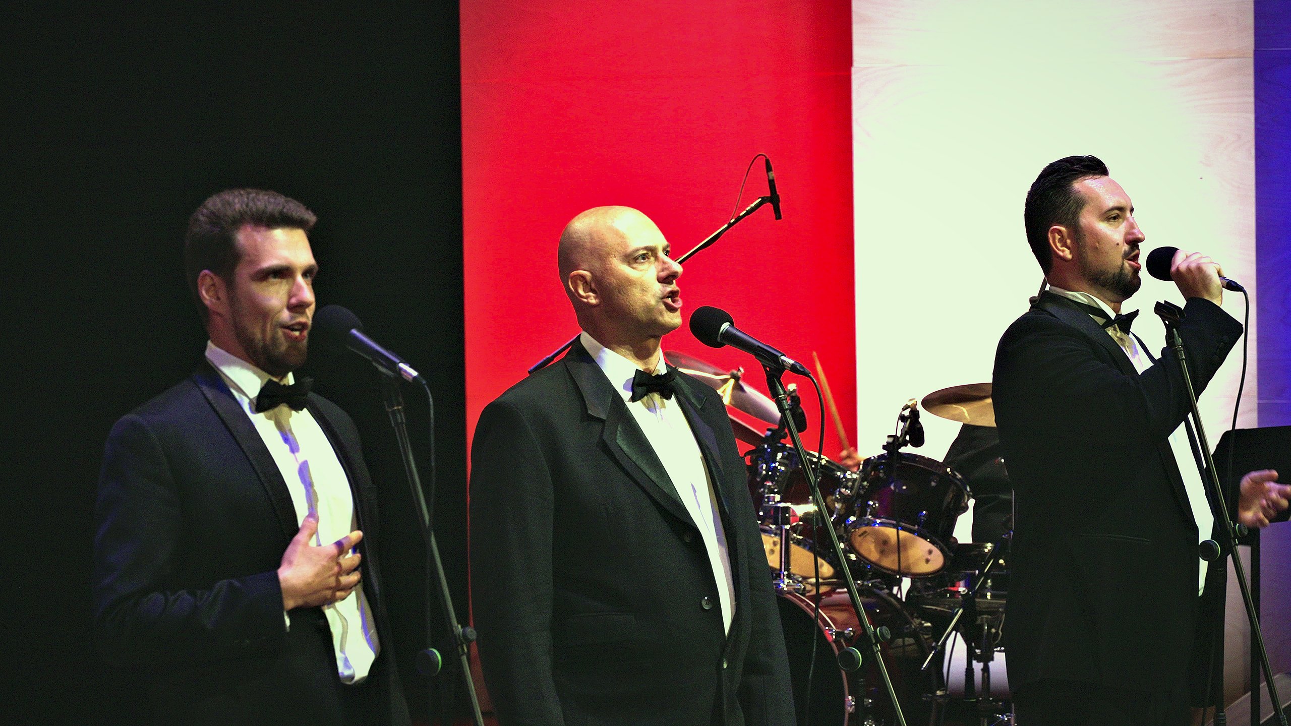 Trio pred trobojnicom