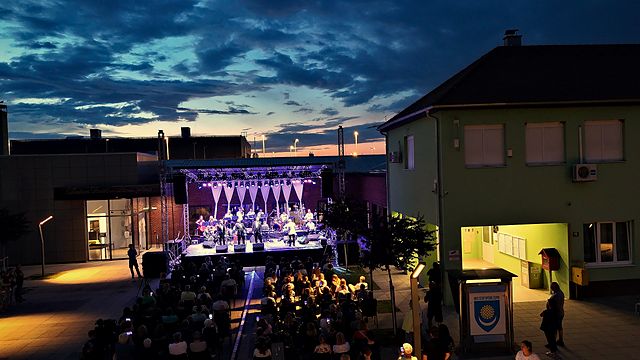 Pogled na pozornicu – koncert u Čepinu, 30. 5. 2026.