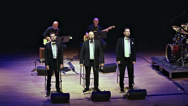 Pogled na pozornicu – koncert u Dvorani Franje Krežme, Osijek, 3. 7. 2026.