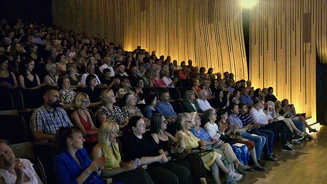 Pogled na pozornicu – koncert u Dvorani Franje Krežme, Osijek, 3. 7. 2026.